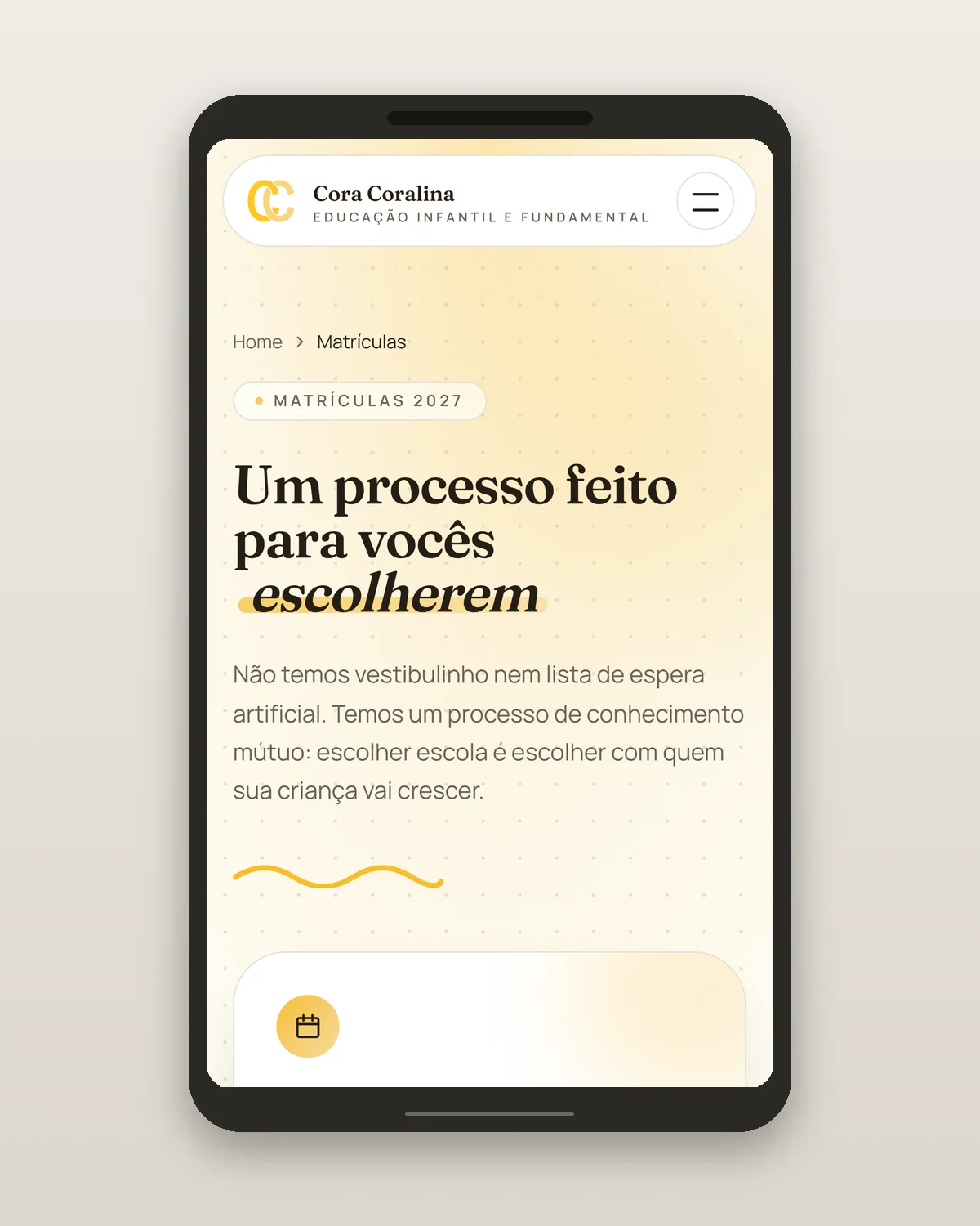 Mockup de celular com a página de matrículas do Colégio Cora Coralina
