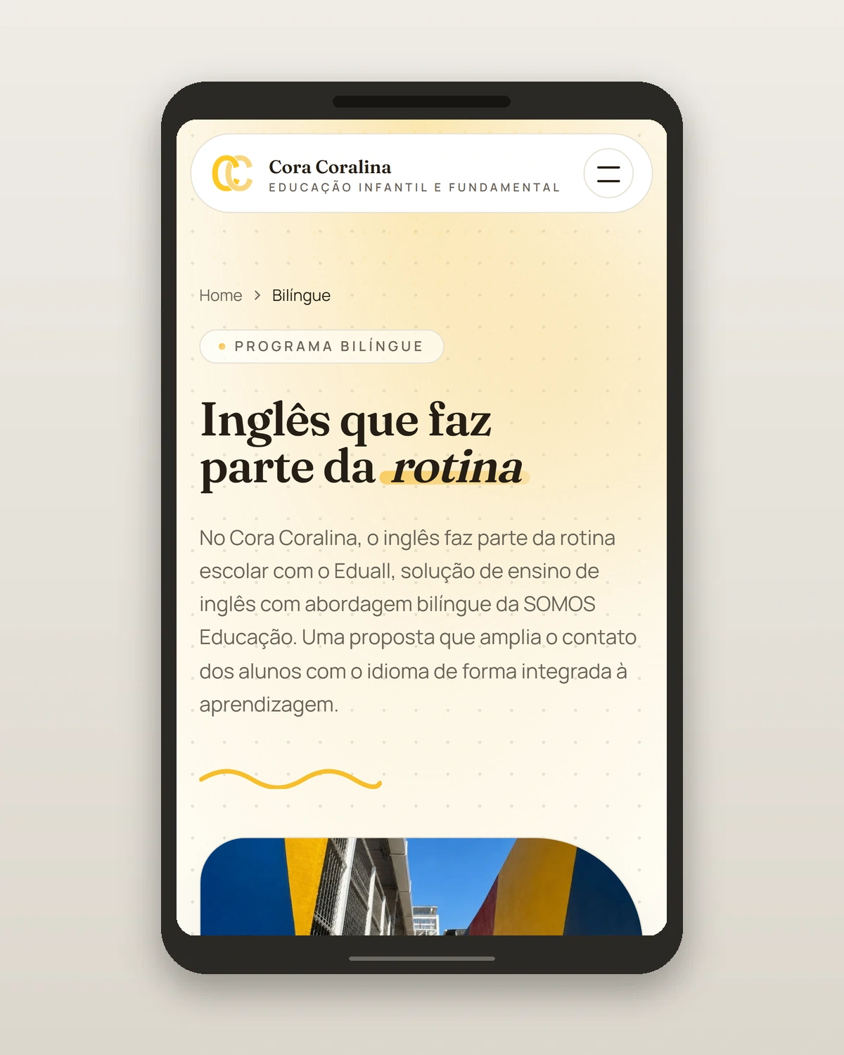 Mockup de celular com a página do programa bilíngue do Colégio Cora Coralina