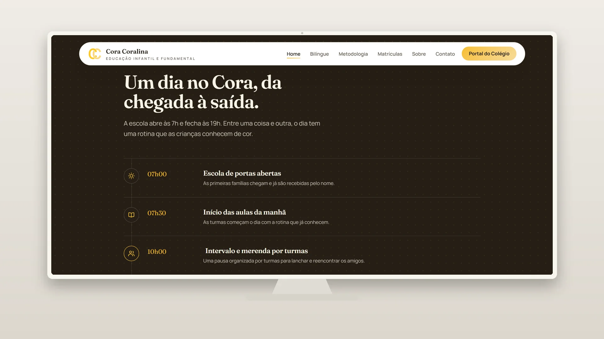 Mockup de monitor com a página de rotina do Colégio Cora Coralina
